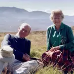 La reina Isabel y su difunto marido el Duque de Edimburgo en una imagen privada publicada hoy en Twitter por deseo de la monarca