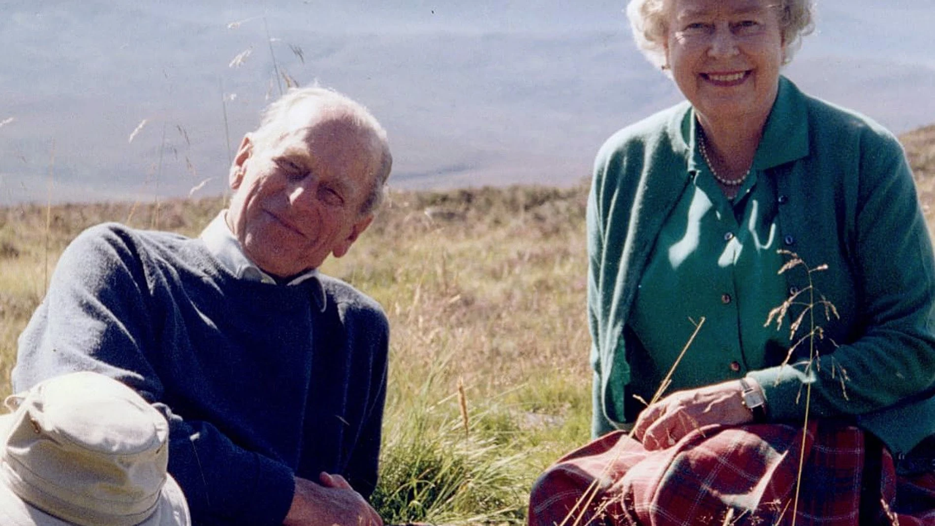 La reina Isabel y su difunto marido el Duque de Edimburgo en una imagen privada publicada hoy en Twitter por deseo de la monarca