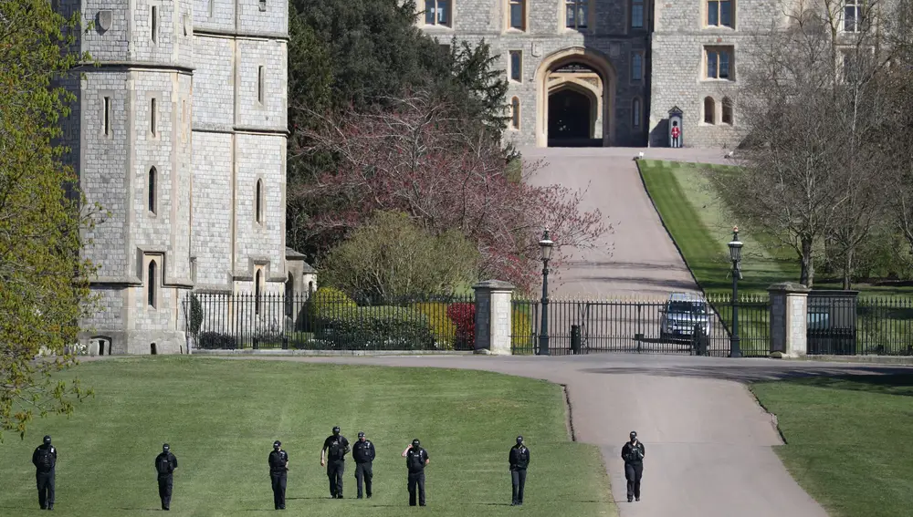 Policía frente al castillo de Windsor