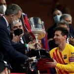 Messi recibe la Copa de manos del Rey. Es el primer título que levanta como capitán