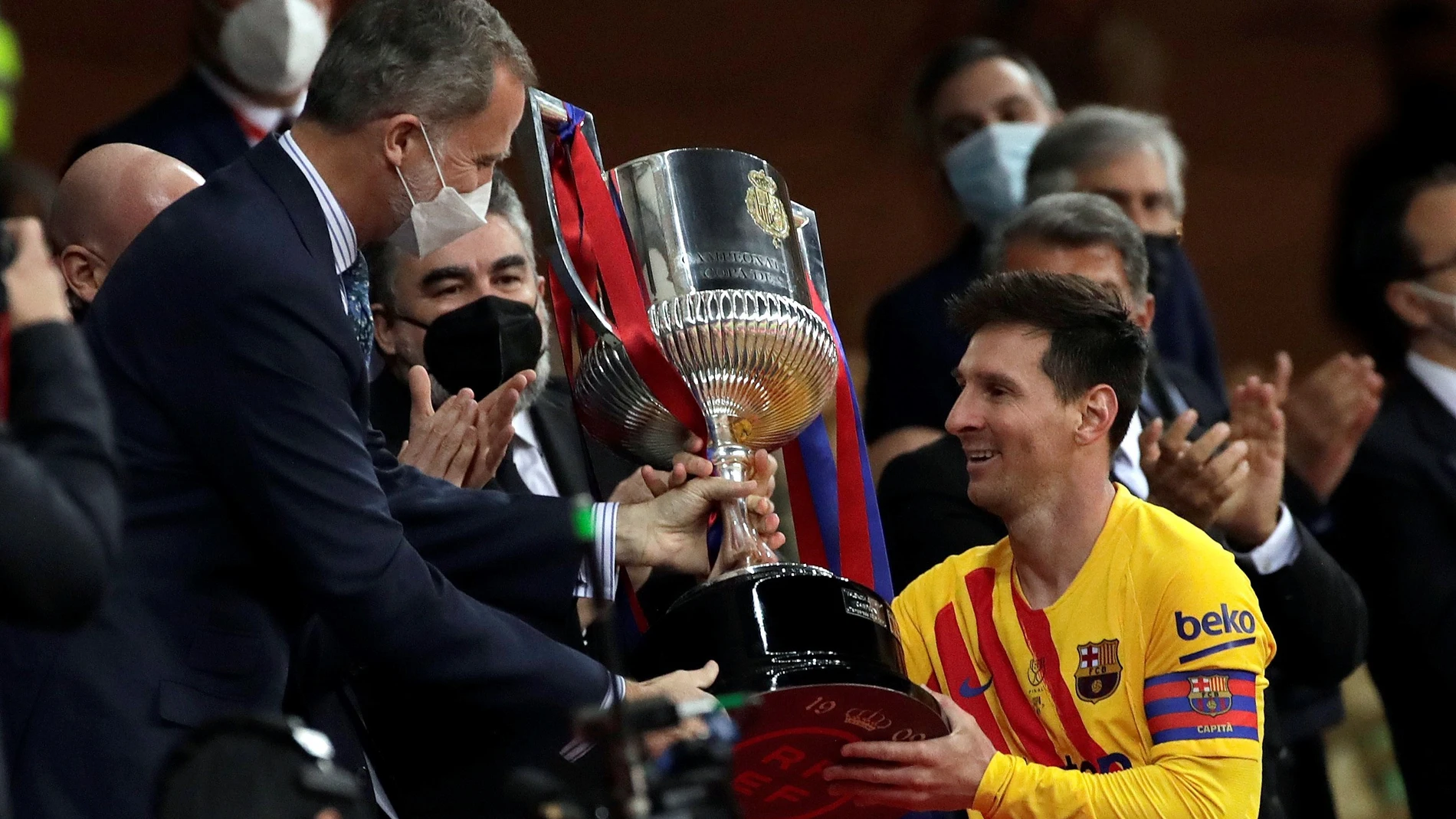 Messi recibe la Copa de manos del Rey. Es el primer título que levanta como capitán