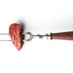 Carne roja trinchada en un tenedor | Fuente: Dreamstime