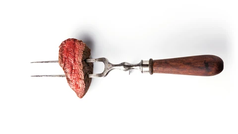Carne roja trinchada en un tenedor | Fuente: Dreamstime