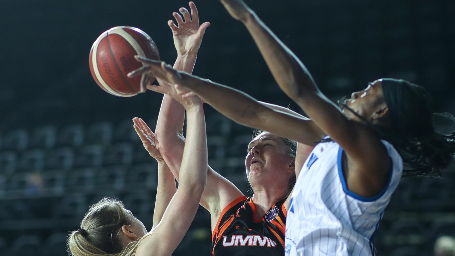 Tiffany Hayes intenta evitar una canasta de las jugadoras rusas