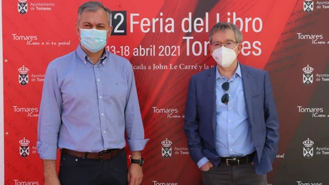 El alcalde de Tomares, José Luis Sanz, este domingo junto al escritor Santiago Posteguillo