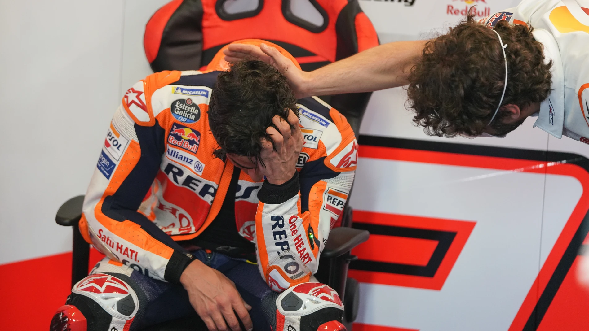 Marc Márquez se emocionó al volver a su box tras la carrera y recibió el consuelo de su jefe técnico, Santi Hernández