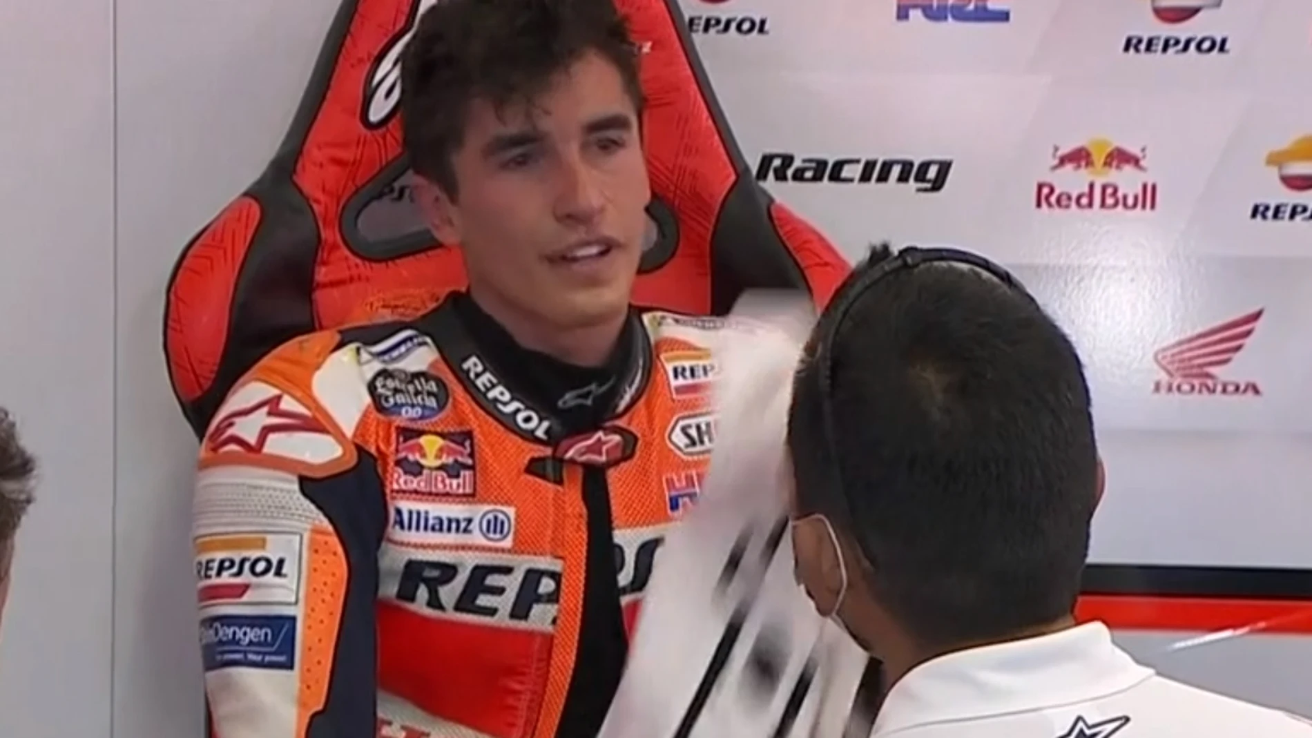 Márquez se emocionó al llegar al box tras su primera carrera