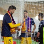 Piqué corta la red de una de las porterías de La Cartuja después de la final