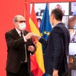 El candidato del PSOE a la Comunidad de Madrid, Ángel Gabilondo (i) saluda al presidente del Gobierno, Pedro Sánchez (d)