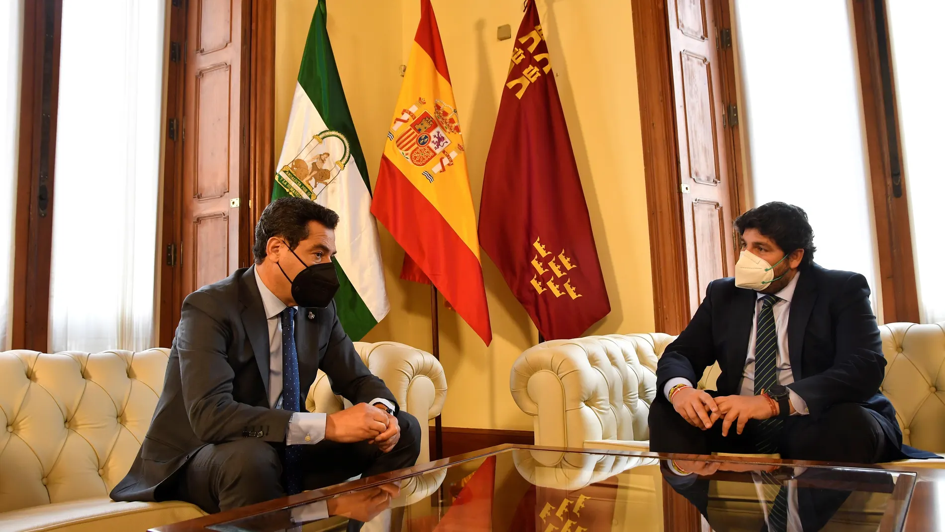 Los presidentes de la Junta de Andalucía, Juanma Moreno (i), y de la Región de Murcia, Fernando López Miras