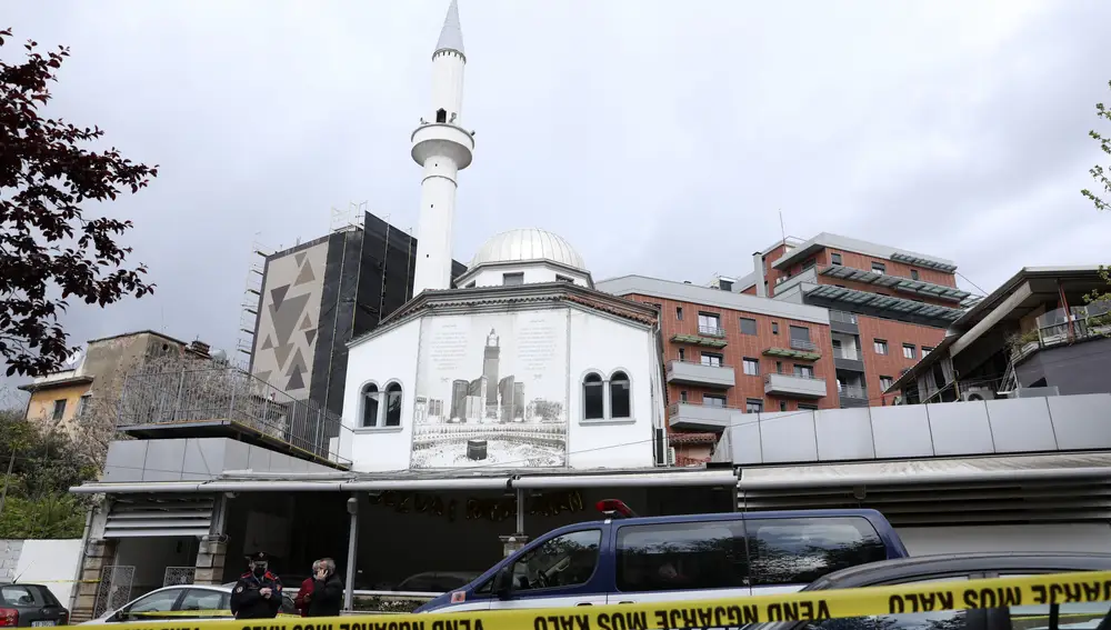 Un hombre apuñala a cinco musulmanes en una mezquita de Albania