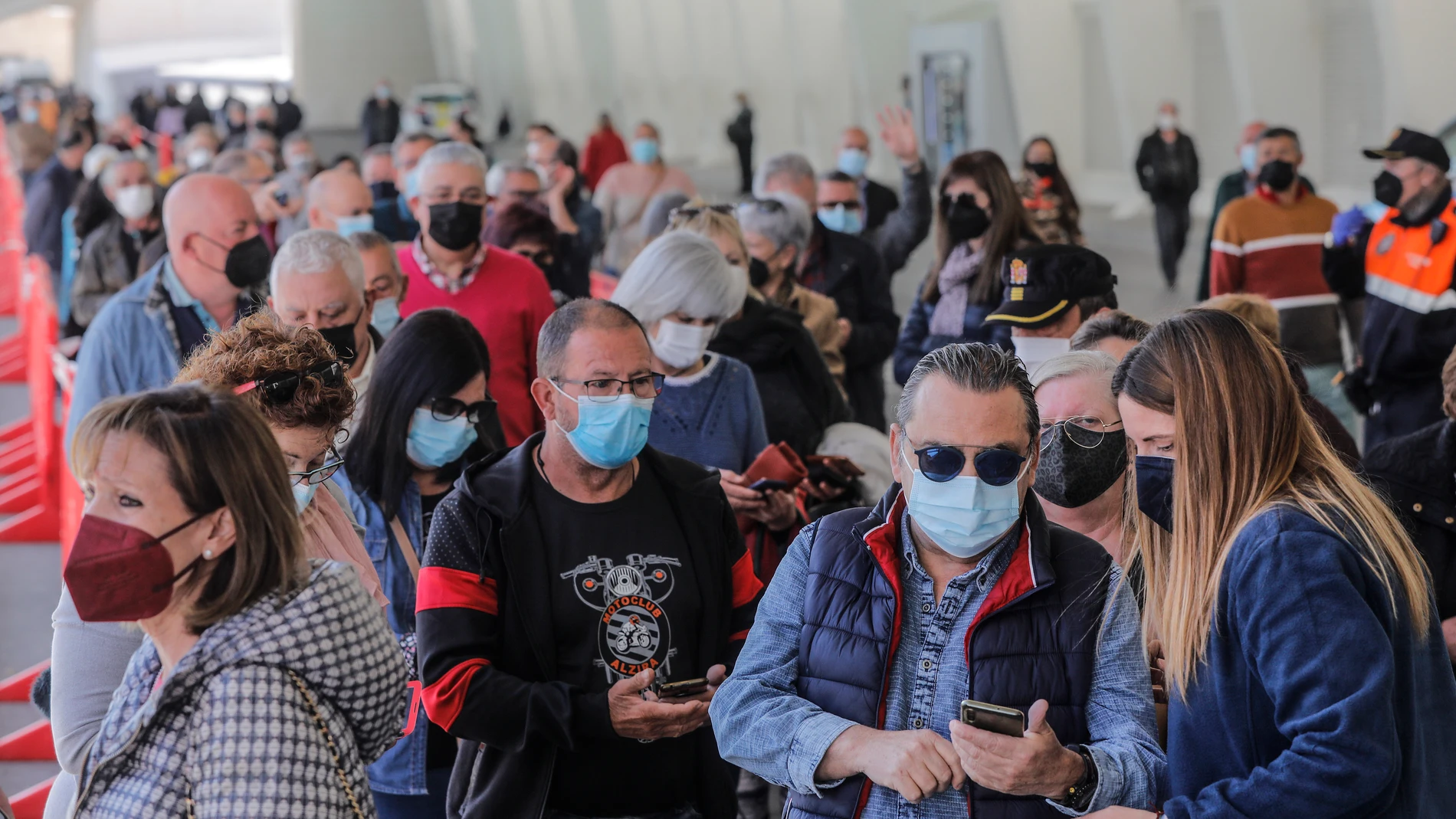 Decenas de personas esperan para ser vacunados en el primer día de la vacunación masiva en la Comunidad Valenciana