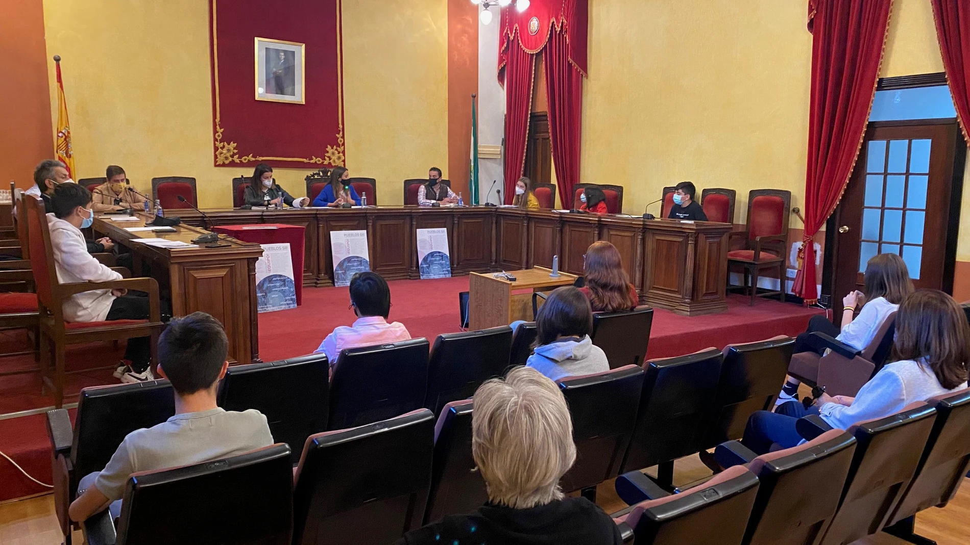 Reunión celebrada con la alcaldesa, Yolanda Reche, para analizar las acciones que se llevarán a cabo dentro del programa "Pueblos SII!"