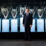 Florentino Pérez con las Copas de Europa del Real Madrid