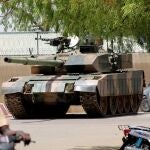 La gente pasa frente a un tanque del ejército de Chad cerca del palacio presidencial en N'djamena