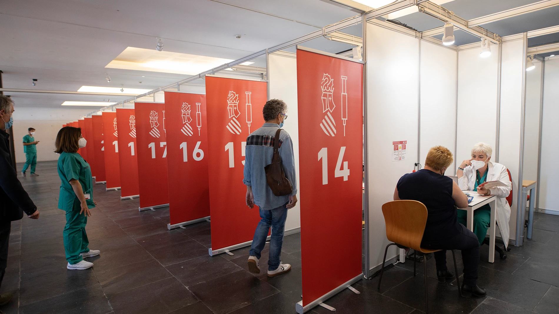 Varias personas esperan para ser vacunadas en el Auditori de Castellón. Esta provincia no tiene hoy ningún paciente covid en la UCI