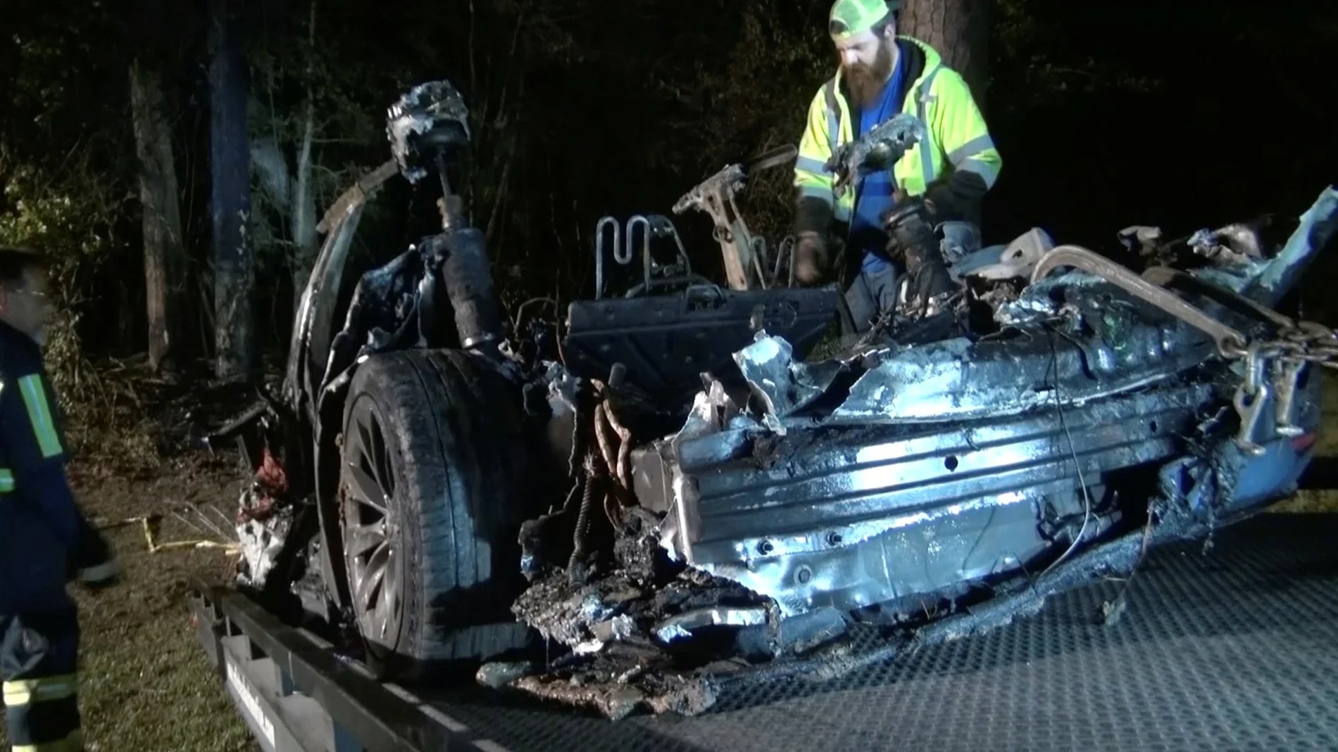 Los restos del vehículo Tesla tras el accidente en The Woodlands, Texas, el 17 de abril de 2021