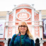 La productora Rosalie Varda, hija de Agnès Varda, en la fachada del Cine Doré / FOTO: FILMOTECA ESPAÑOLA