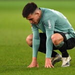 Mehmet-Can Aydin, jugador del Schalke, desolado tras el descenso de su equipo en el campo del Arminia Bielefeld