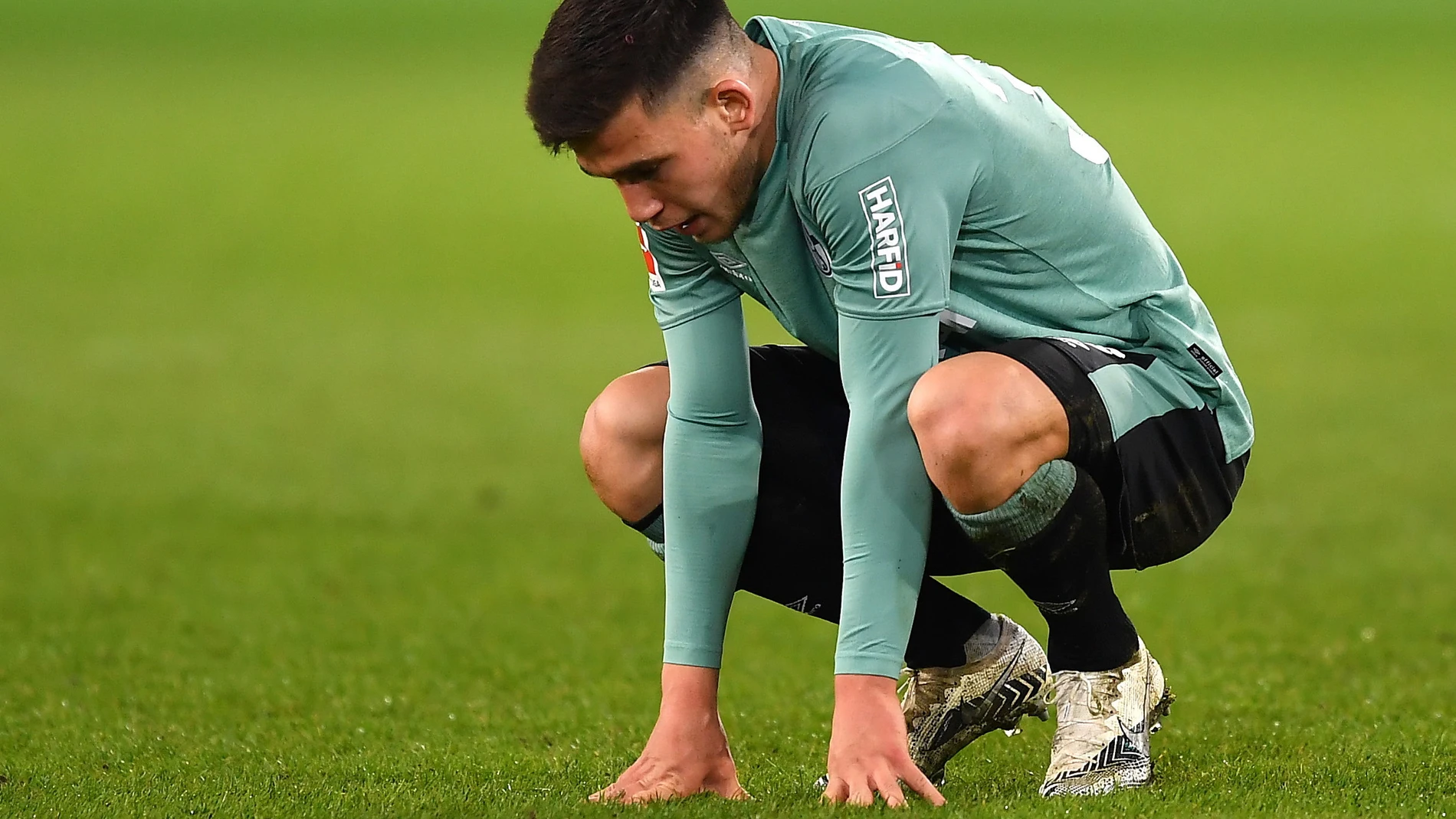 Mehmet-Can Aydin, jugador del Schalke, desolado tras el descenso de su equipo en el campo del Arminia Bielefeld