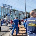 Los trabajadores de Airbus de la planta de Puerto Real (Cádiz) se concentraron a las puertas de la factoría. EFE/Román Ríos
