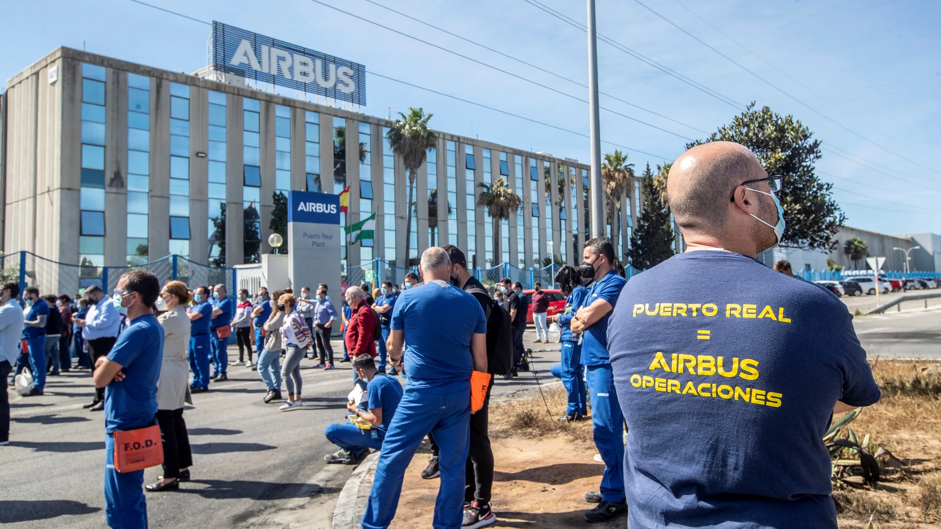 Los trabajadores de Airbus de la planta de Puerto Real (Cádiz) se concentraron a las puertas de la factoría. EFE/Román Ríos