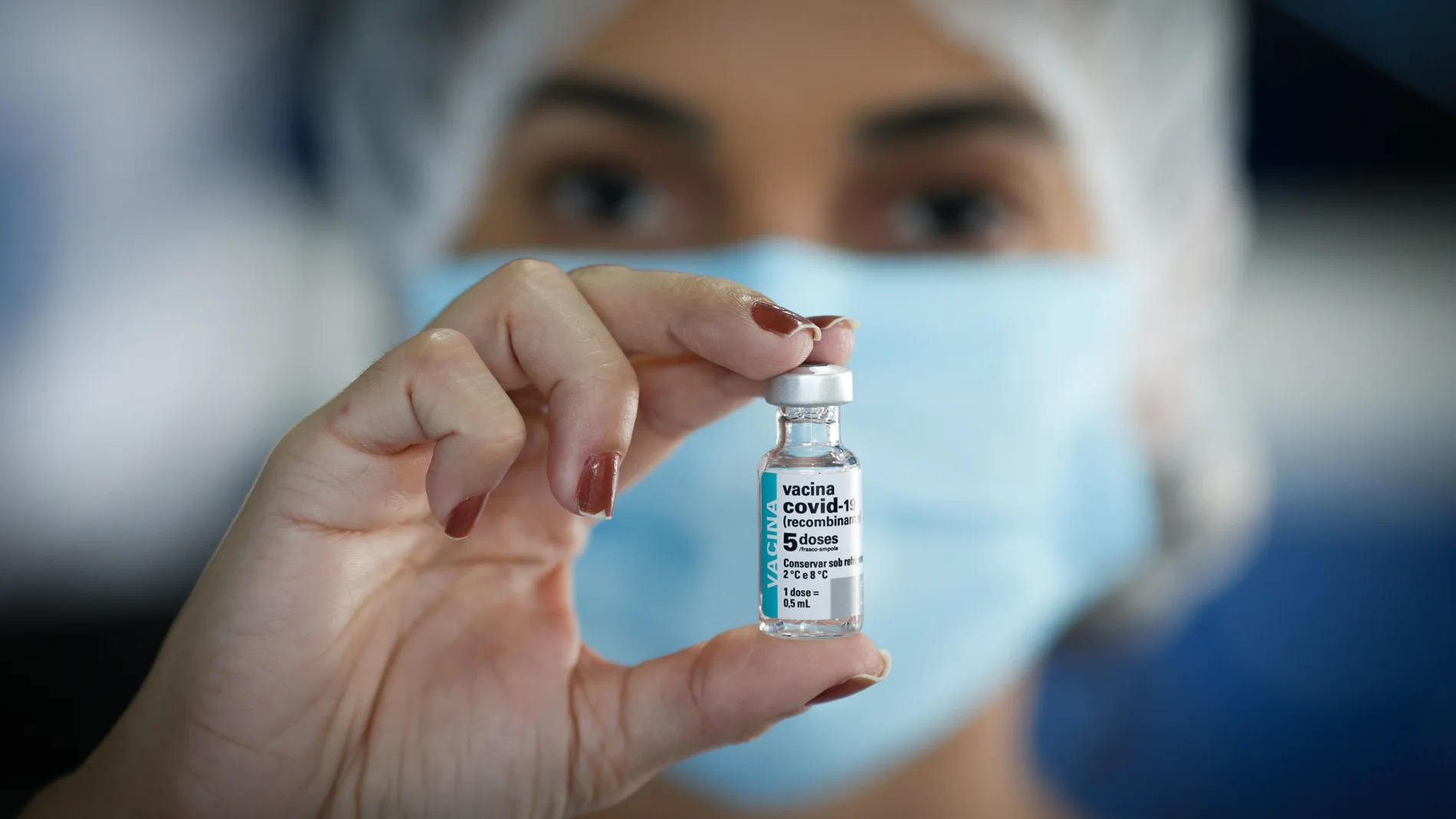 Una trabajadora de la salud sostiene una dosis de la vacuna de Astrazeneca contra la covid-19