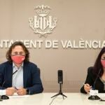 El presidente de la EMT de Valencia, Giuseppe Grezzi, y la directora gerente de la compañía, Marta Serrano, en la rueda de prensa.