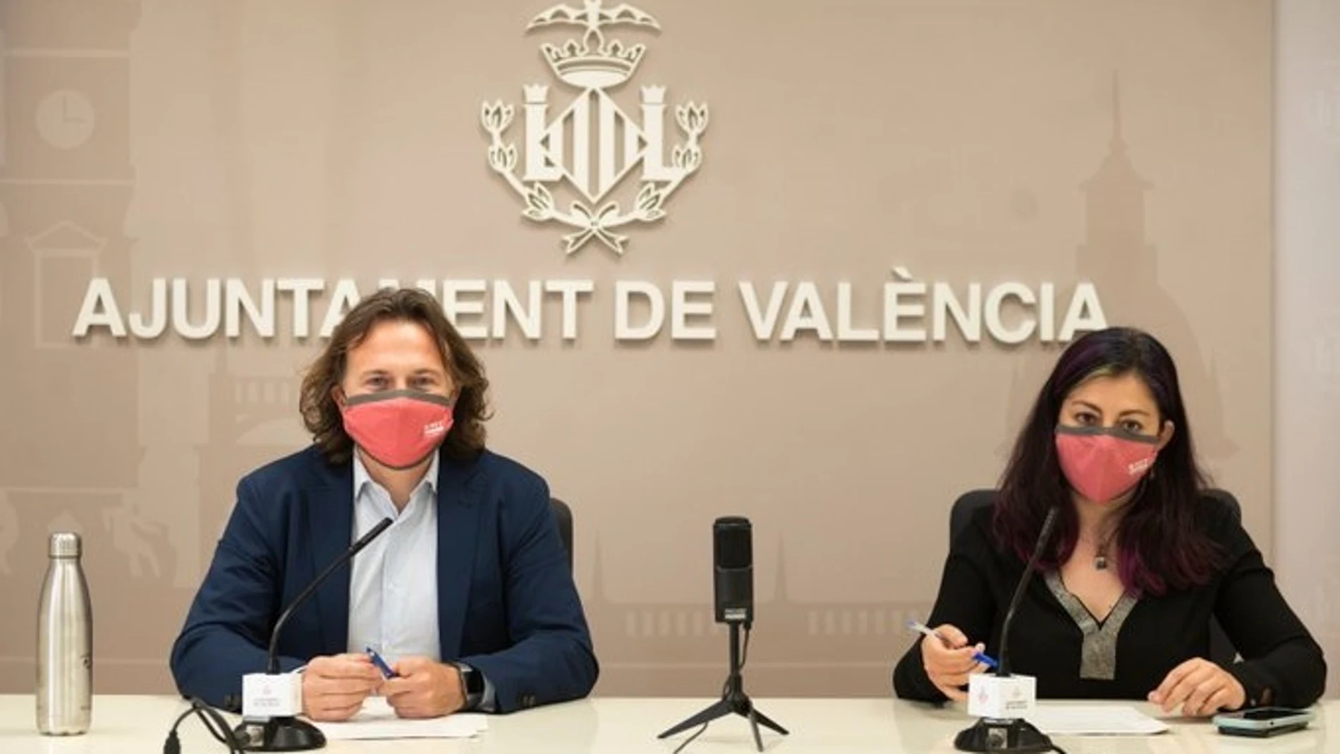 El presidente de la EMT de Valencia, Giuseppe Grezzi, y la directora gerente de la compañía, Marta Serrano, en la rueda de prensa.