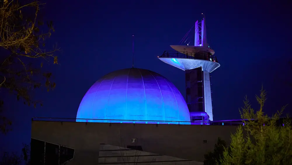 La torre y la cúpula del Observatorio del Parque de las Ciencias de Granada iluminadas de noche
