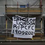 Un pancarta en Standford Bridge, el campo del Chelsea
