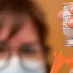 Una enfermera prepara una dosis de la vacuna moderna, este martes en Zaragoza.