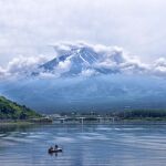 El lago Ashinoko con el monte Fuji de fondo.