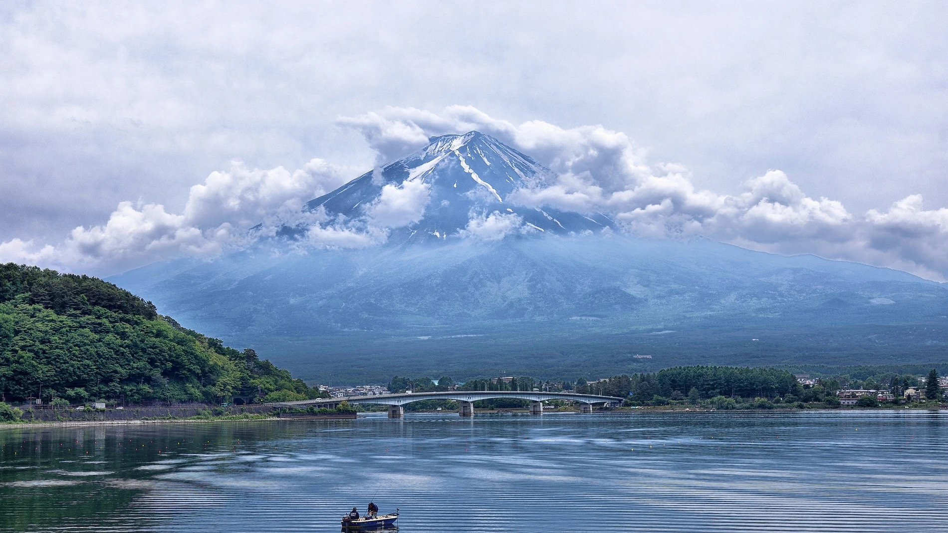 El lago Ashinoko con el monte Fuji de fondo.