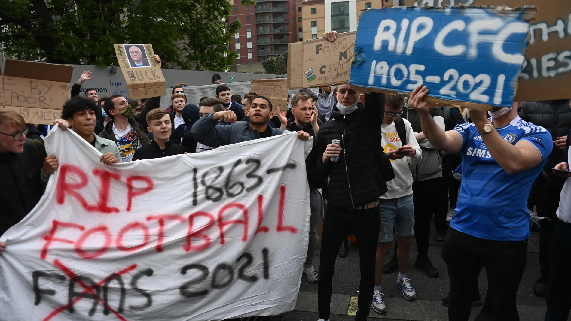 Aficionados del Chelsea muestran pancartas lamentando la "defunción" de su equipo