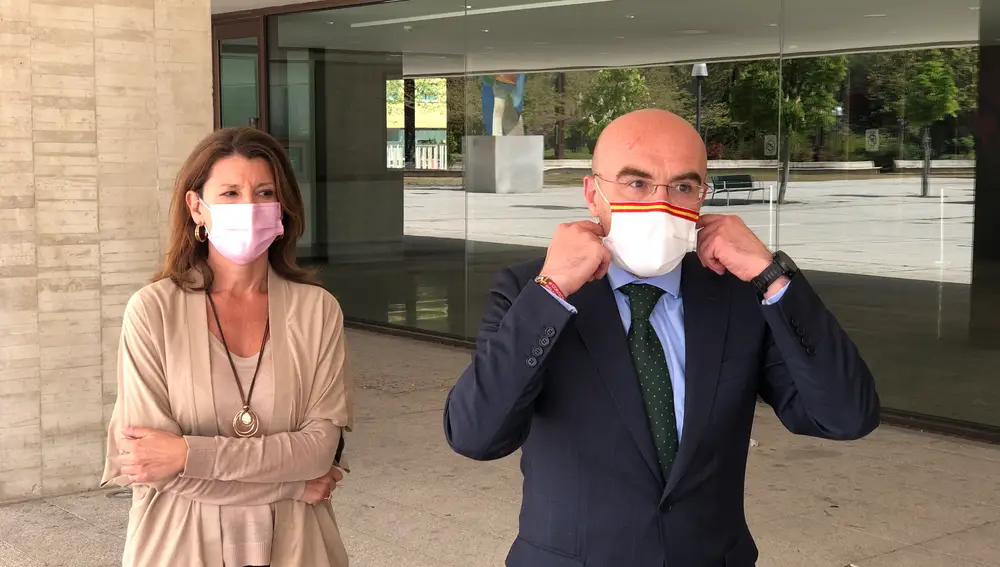 El vicepresidente primero de Acción Política de Vox, Jorge Buxadé, junto a la procuradora de Vox en las Cortes de Castilla y León, Fátima Pinacho.EUROPA PRESS20/04/2021