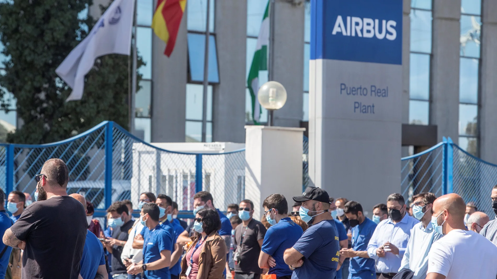 Los trabajadores de Airbus de la planta de Puerto Real (Cádiz), concentrados a las puertas de la factoría
