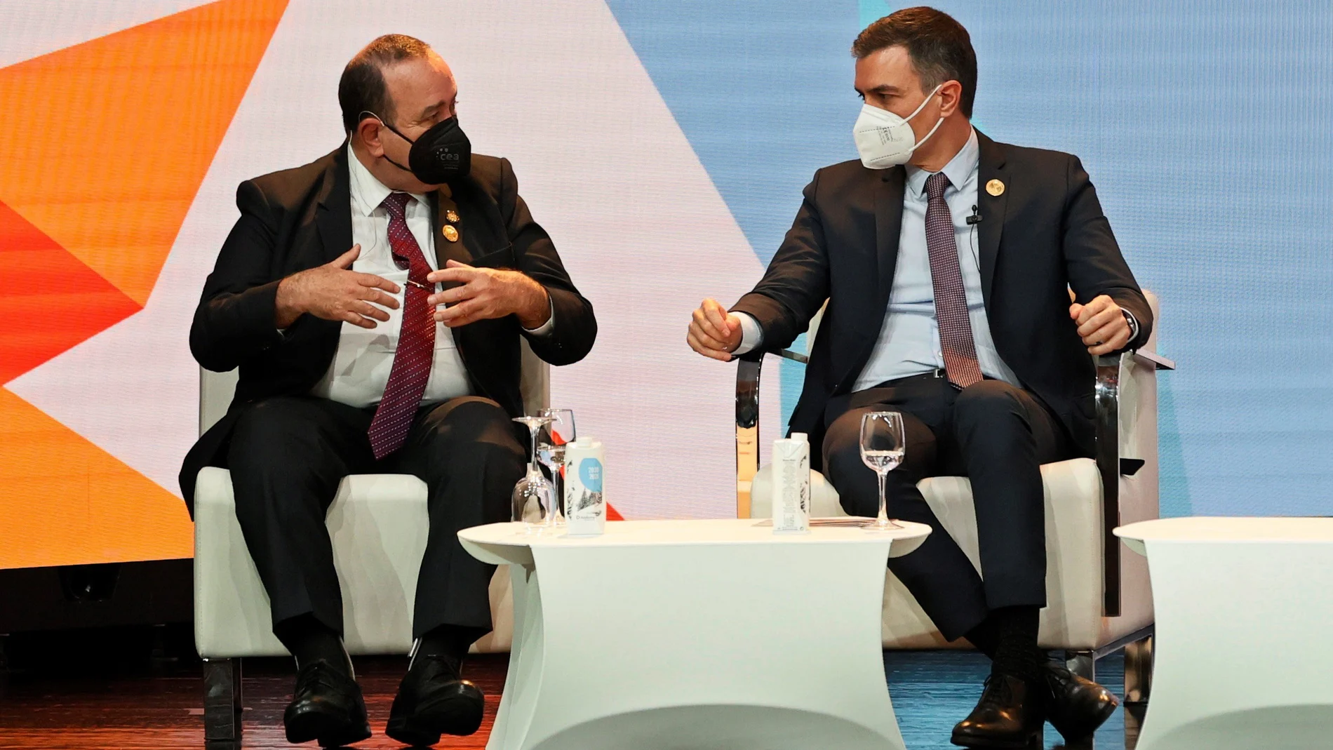 El presidente de Guatemala, Alejandro Giammattei, junto a Pedro Sánchez durante el XIII Encuentro empresarial iberoamericano