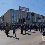 Trabajadores de Airbus en Puerto Real manifestándose en la puerta de la planta