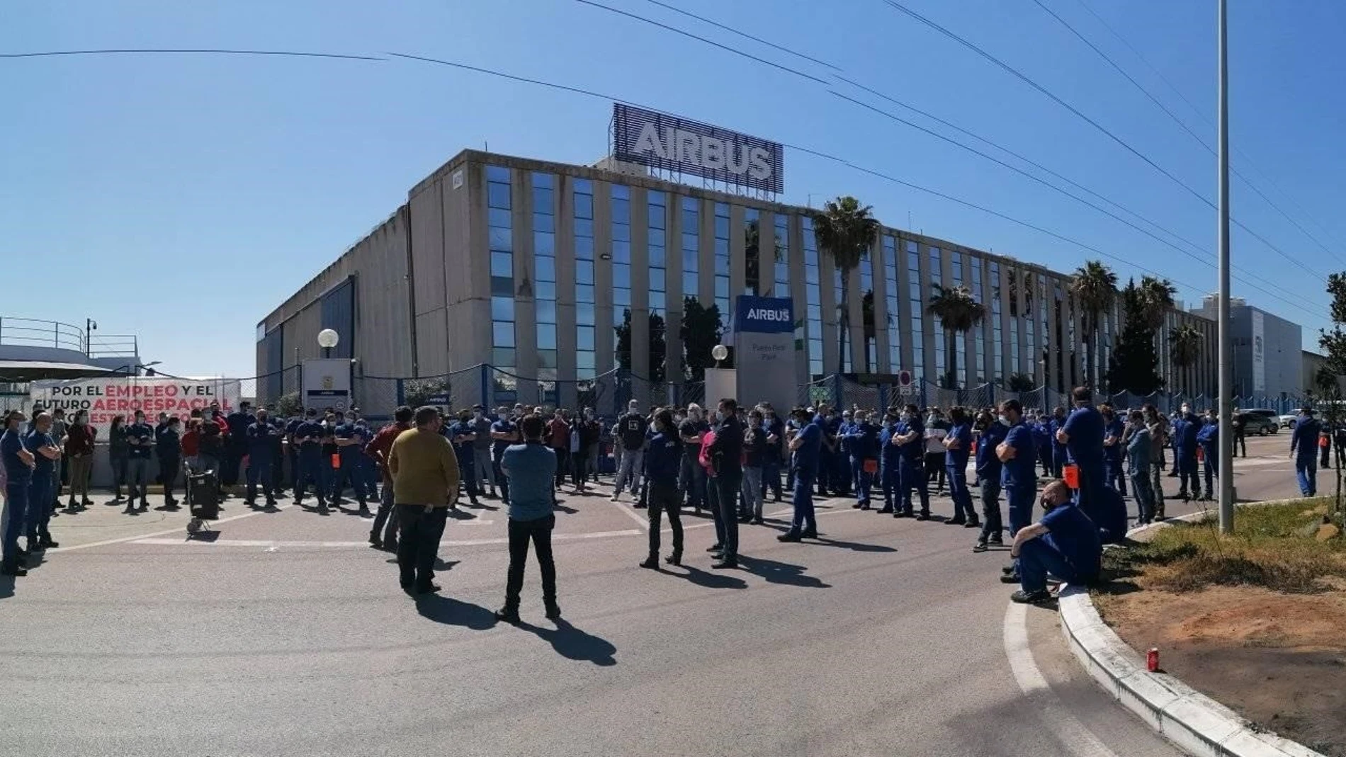 Trabajadores de Airbus en Puerto Real manifestándose en la puerta de la planta