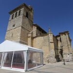 Exterior de la iglesia de San Pedro de Frómista, en Palencia, donde ya está todo preparado para acoger la entrega de los Premios Castilla y León