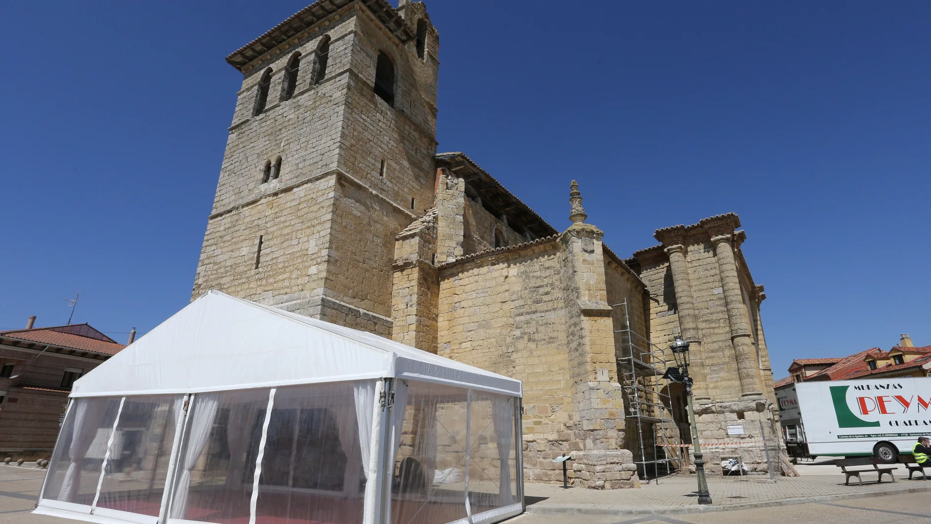 Exterior de la iglesia de San Pedro de Frómista, en Palencia, donde ya está todo preparado para acoger la entrega de los Premios Castilla y León