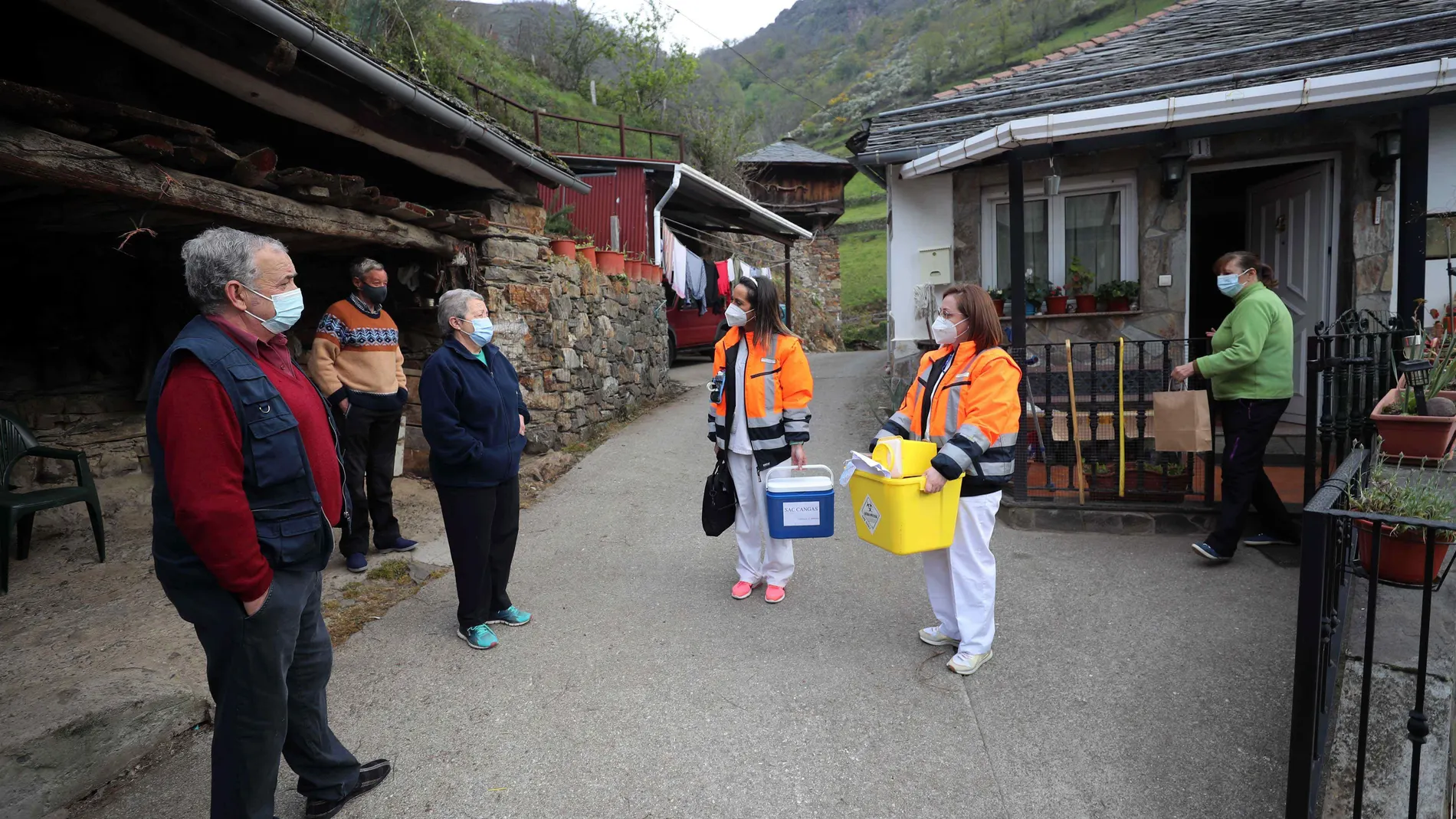 Enfermeras del hospital Carmen y Severo Ochoa de Cangas del Narcea (Asturias), que pertenecen a uno de los dos equipos de vacunación individualizada en domicilio de grandes dependientes y sus cuidadores, tras vacunar en un domicilio del pueblo de La Viña, en Cangas del Narcea.