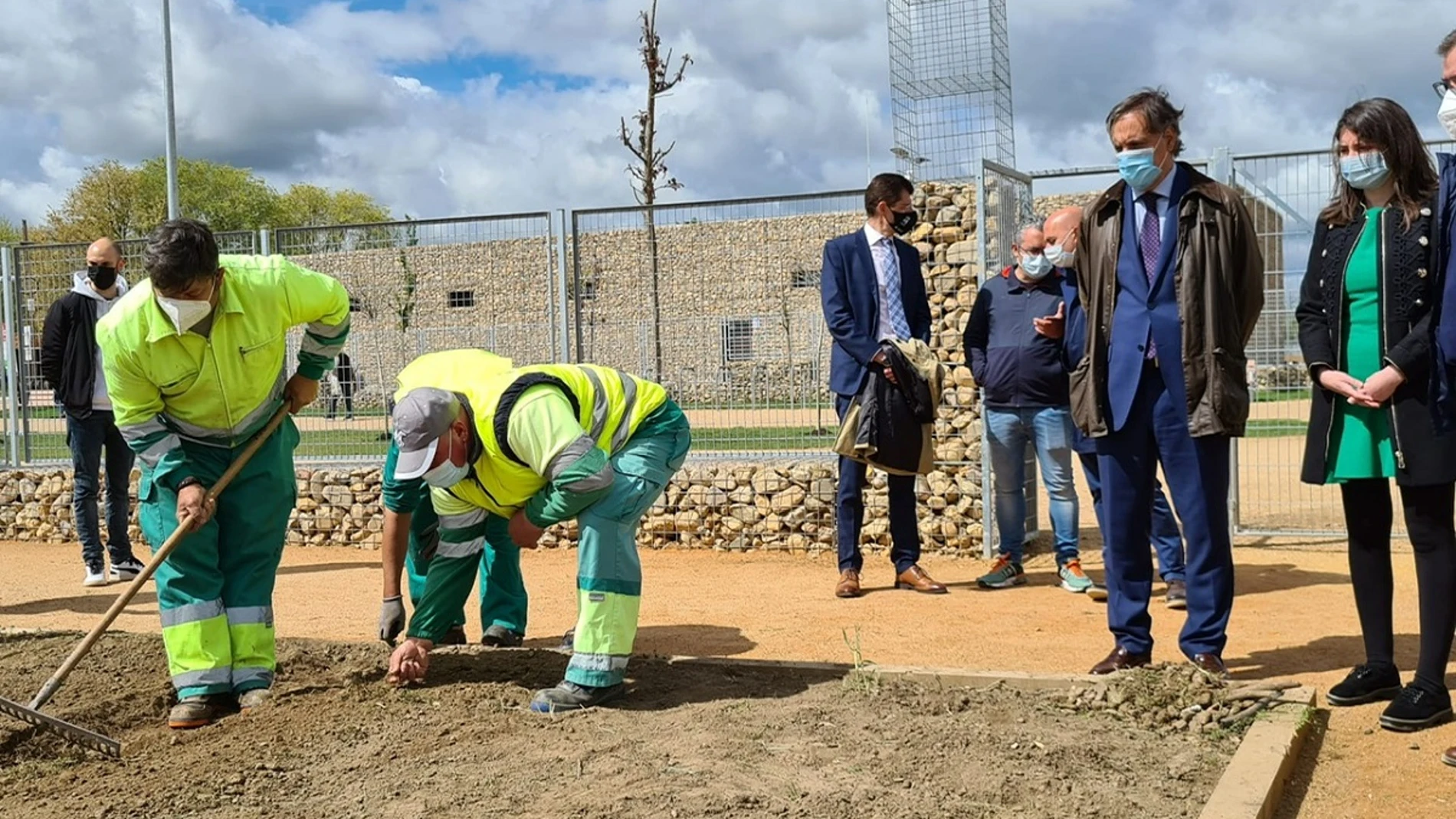 El Ayuntamiento de Salamanca, Carlos García Carbayo, durante las obras de un nuevo recinto elegido en los presupuestos participativos