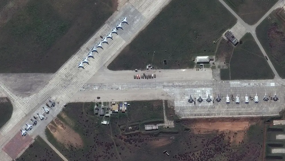 Aviones rusos Su-30 en la base aérea de Saki en Crimea.