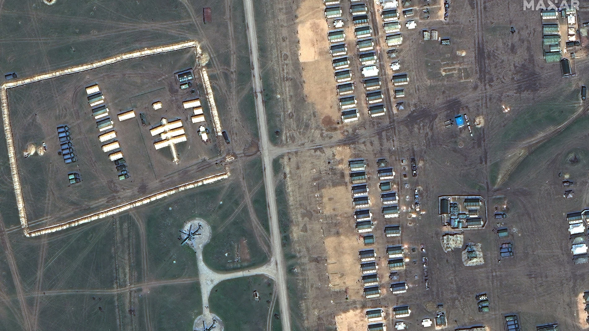 Alojamiento de tropas rusas, un hospital de campaña, helicópteros de ataque y vehículos militares en el área de entrenamiento de Opuk en Crimea