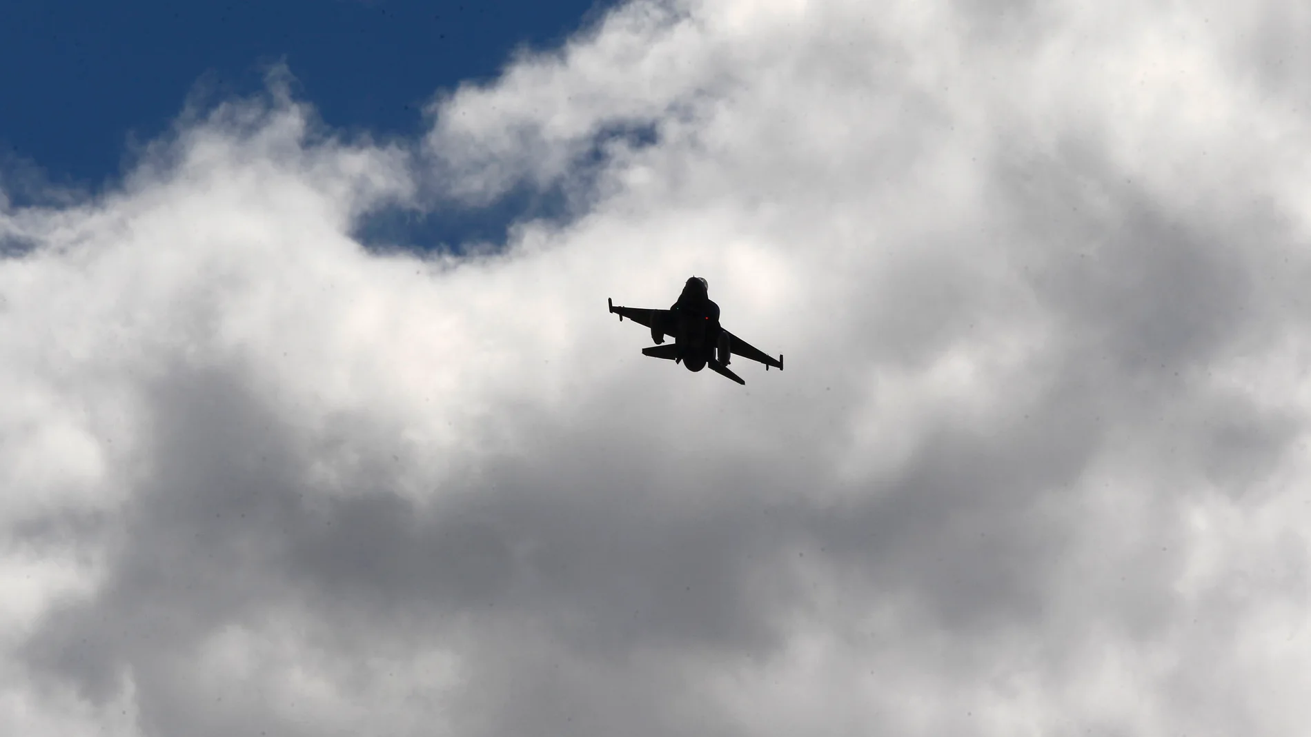 Varias personas en las redes sociales difundieron vídeos del aparato sobrevolando varios barrios de la ciudad o aseguraron haber visto y escuchado el avión de combate.