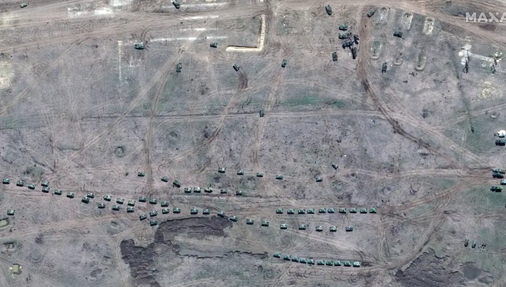 Vista aérea de vehículos blindados rusos cerca de Crimea