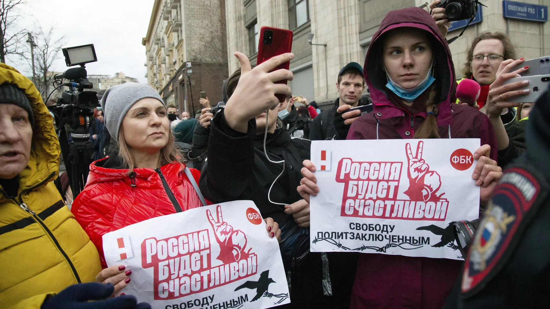 Los manifestantes sostienen carteles que dicen "¡Rusia será libre, libertad para los presos políticos!" durante la manifestación de la oposición en apoyo de Navalni en el centro de Moscú, cerca de la Plaza Roja, Rusia, el miércoles 21 de abril de 2021