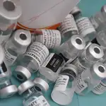 Viales delas vacunas de AstraZeneca y Pfizer